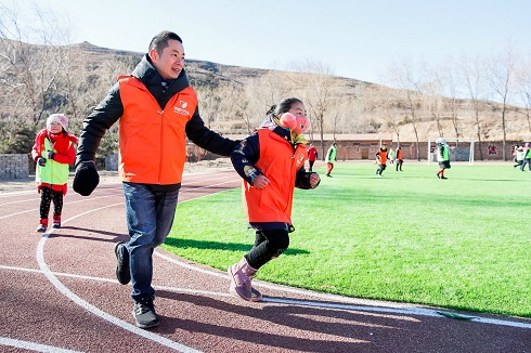 杭州淘宝代运营公司|网友在手淘半年捐700亿步，为15所贫困乡村学校建起“益起来”阳光跑道